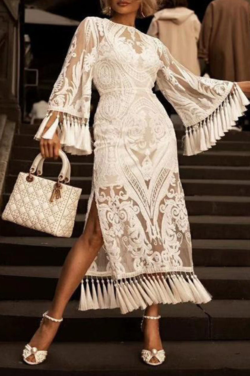 Abito elegante in pizzo bianco con maniche a campana e dettagli intricati, abbinato a borsa trapuntata e sandali con tacco, moda donna sofisticata.
