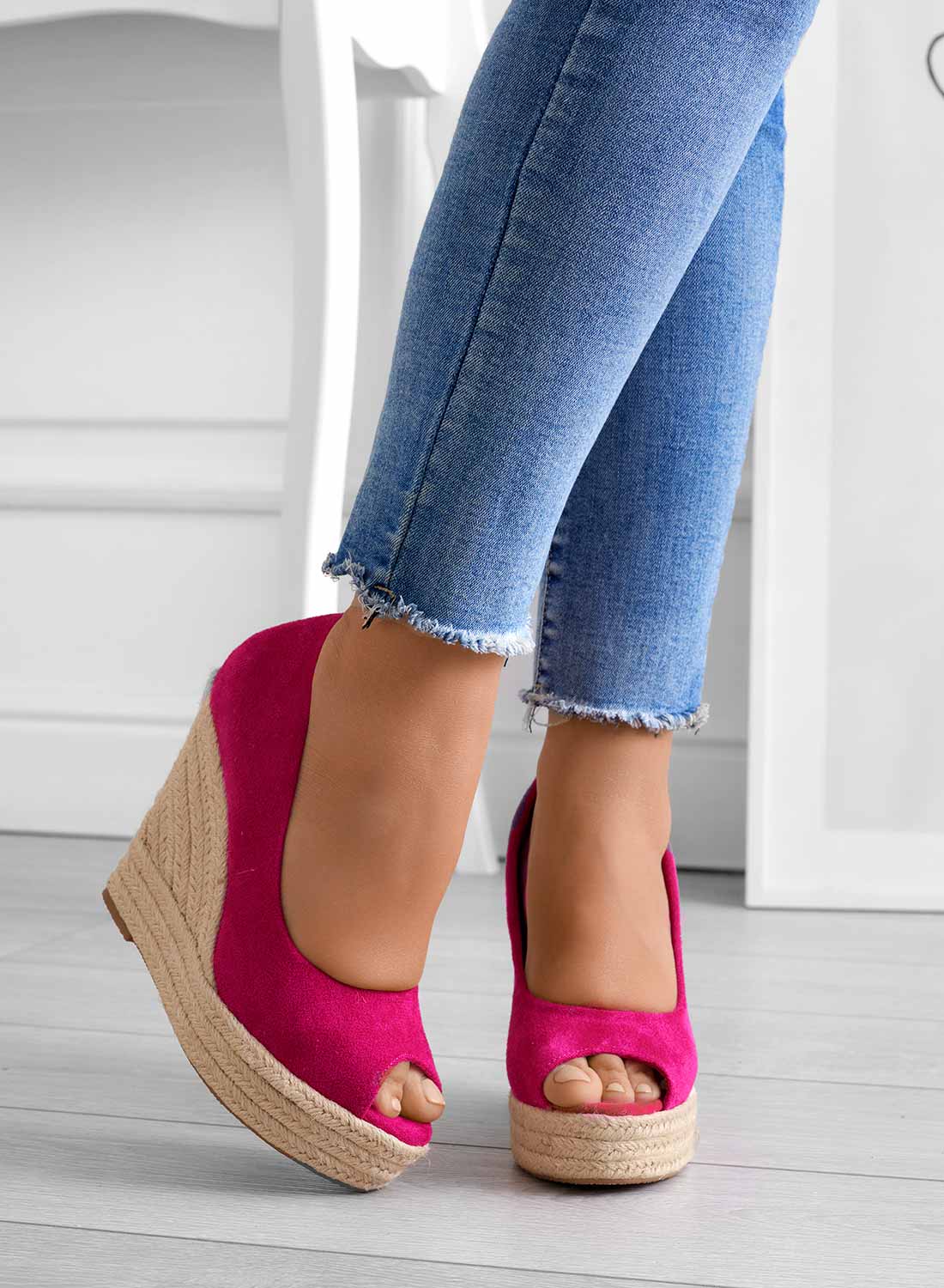 Scarpe con zeppa fucsia, aperte in punta, indossate con jeans aderenti. Moda estiva, calzature eleganti, tendenze scarpe donna.