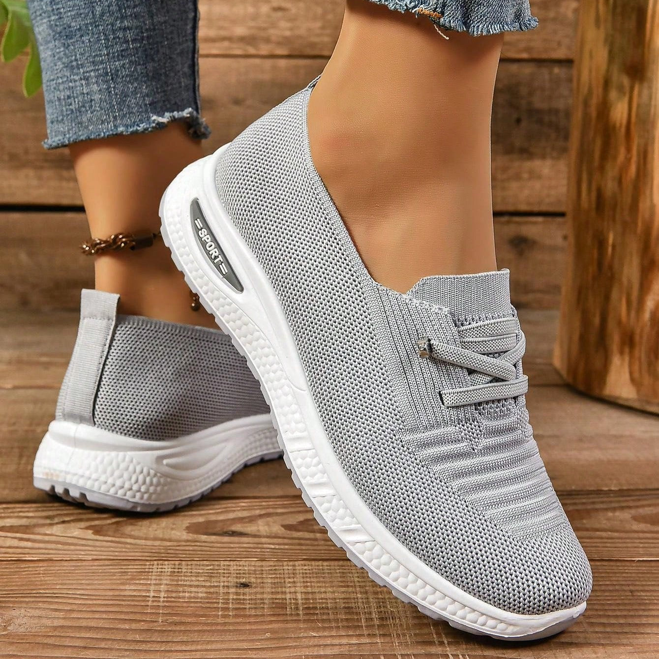 Scarpe da ginnastica grigie da donna, tessuto traspirante, suola bianca antiscivolo, design casual, perfette per passeggiate e attività quotidiane.