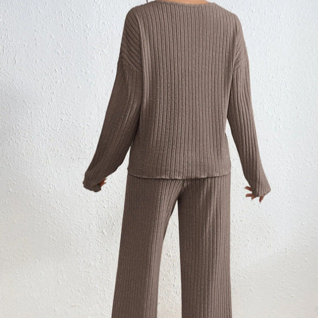 Completo donna in maglia marrone, stile casual, con maglione a coste e pantaloni larghi. Moda autunno inverno, abbigliamento confortevole.