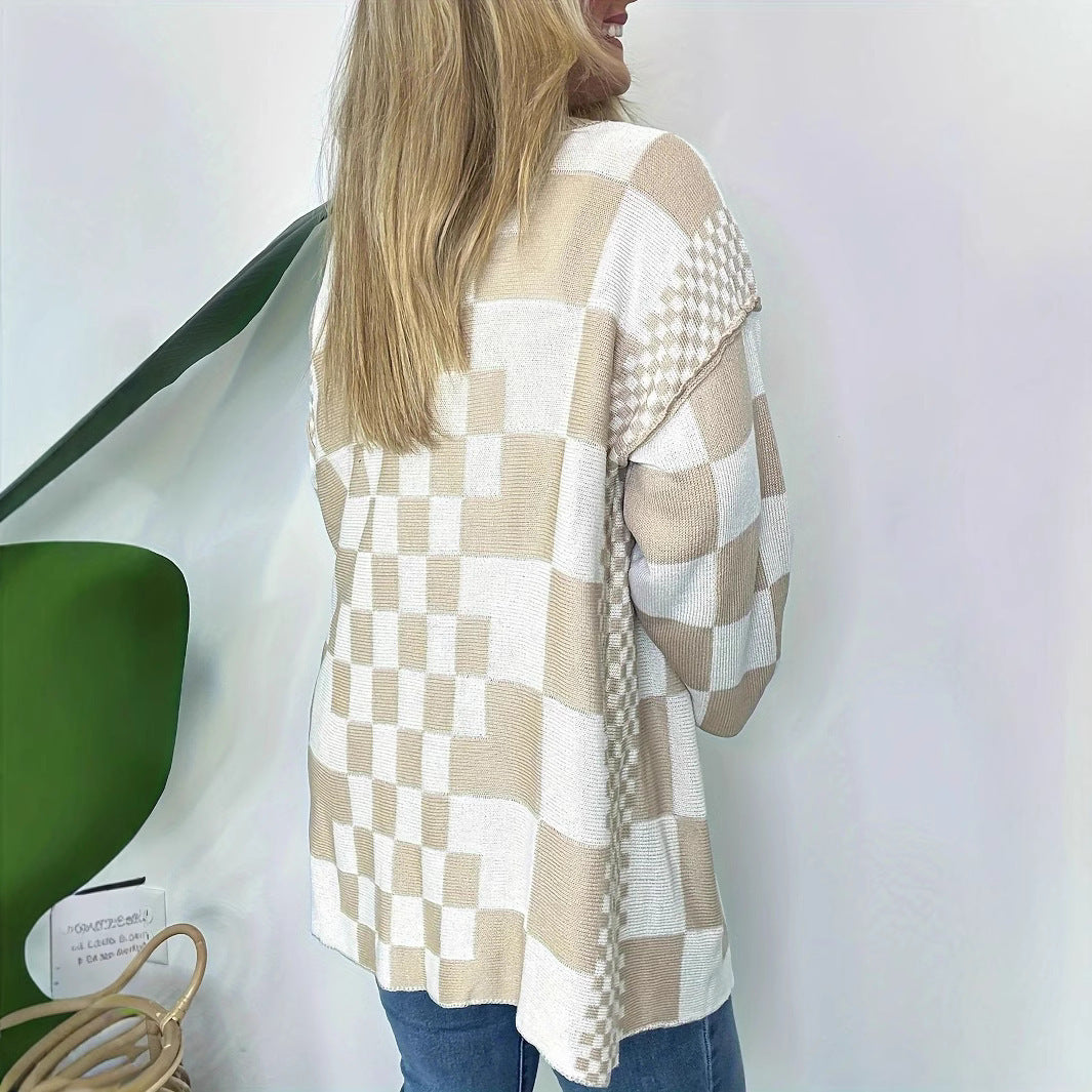 Lang cardigan til kvinder i strik med kontrastternet design