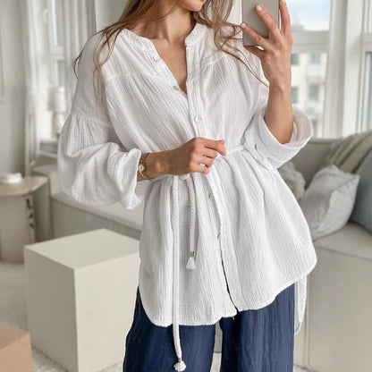Camisa de mujer blanca de manga larga con cuello mao y cintura con cinturón