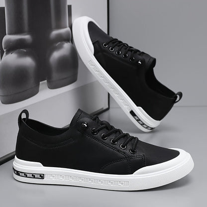 Herresneakers med snørebånd, glat overdel og PVC-sål – polstret indersål