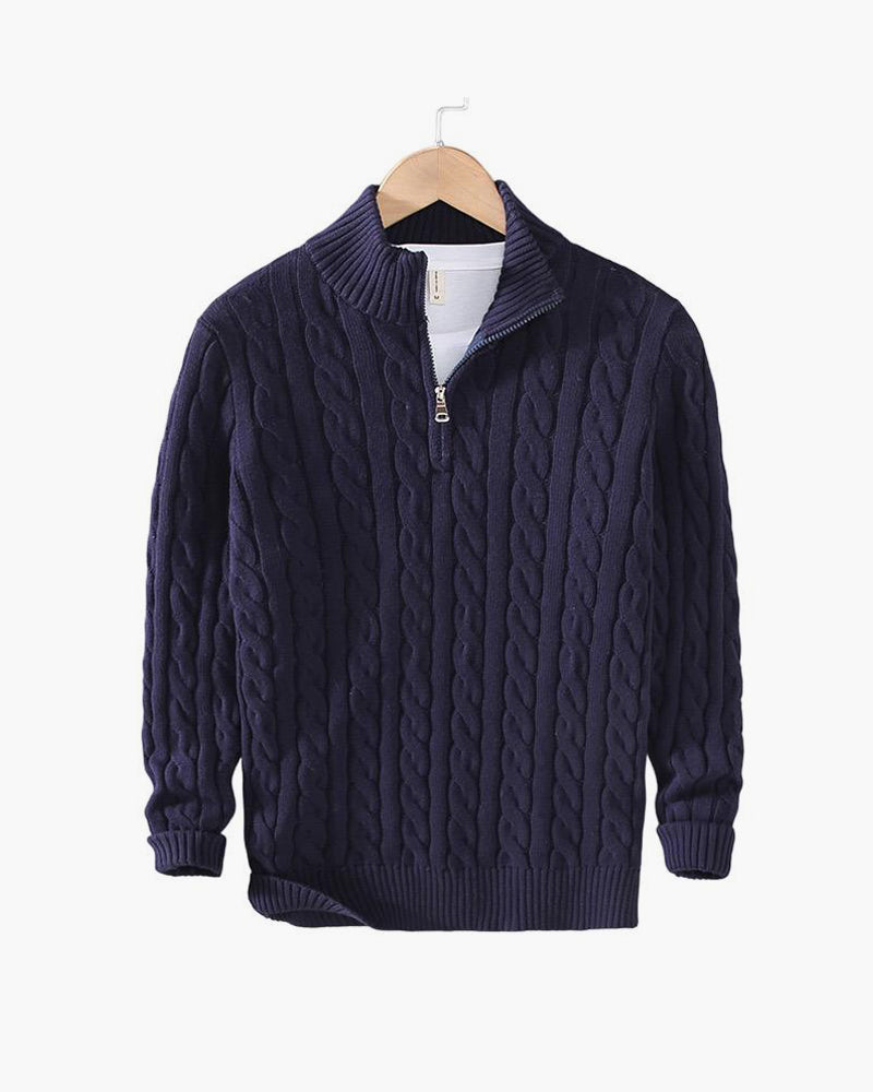 Maglione blu scuro a trecce con zip, collo alto, su gruccia. Elegante e caldo, ideale per moda invernale uomo. Maglieria di qualità.
