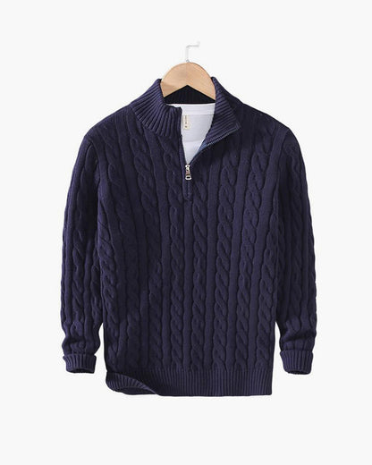 Maglione blu scuro a trecce con zip, collo alto, su gruccia. Elegante e caldo, ideale per moda invernale uomo. Maglieria di qualità.
