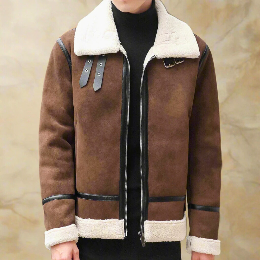 Giacca invernale uomo in pelle scamosciata marrone con colletto in pelliccia bianca, cerniera frontale e dettagli in pelle nera.
