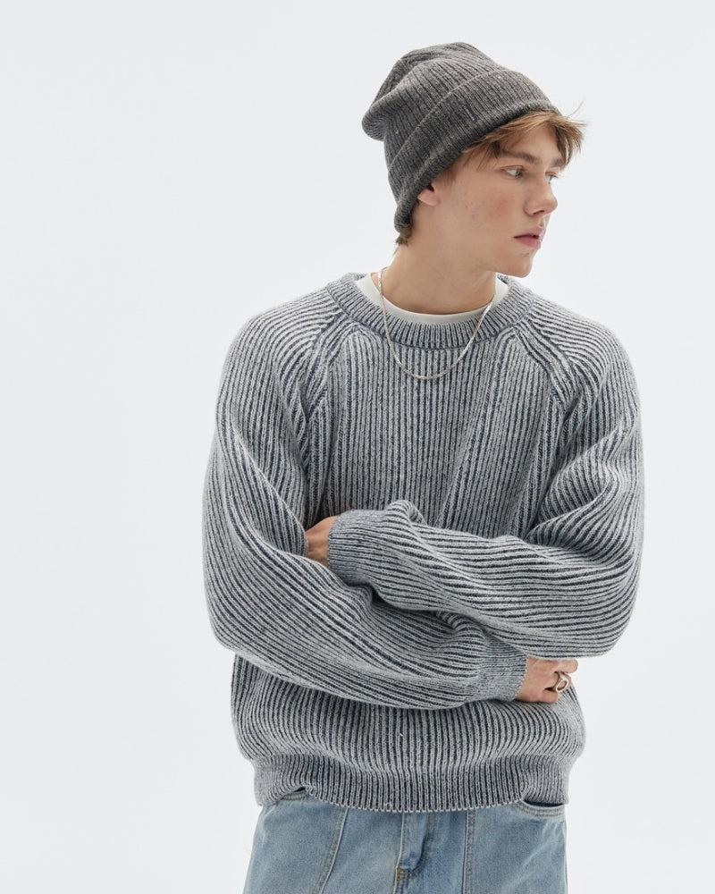 Herre rundhalset ribstrikket sweater med sænkede skuldre og løs pasform – Strikstil
