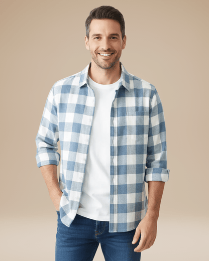 Camisa de hombre a cuadros con botones, corte cómodo, cuello con solapas y mangas largas.
