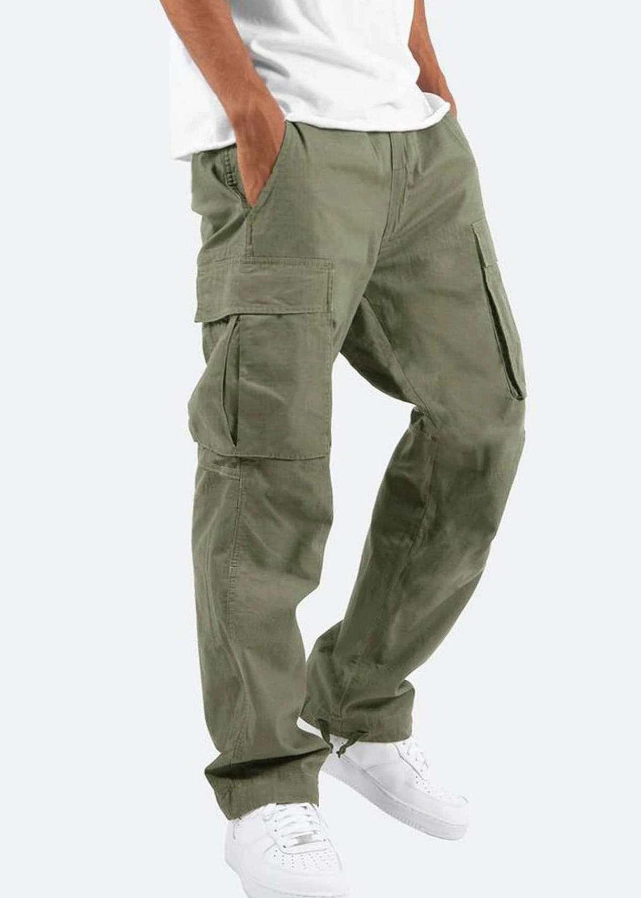 Pantaloni cargo verdi da uomo con tasche laterali, indossati con t-shirt bianca e sneakers bianche. Stile casual e moderno.