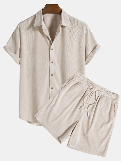 Completo estivo uomo beige, camicia a maniche corte e pantaloncini coordinati, tessuto leggero e traspirante, ideale per look casual e vacanze.