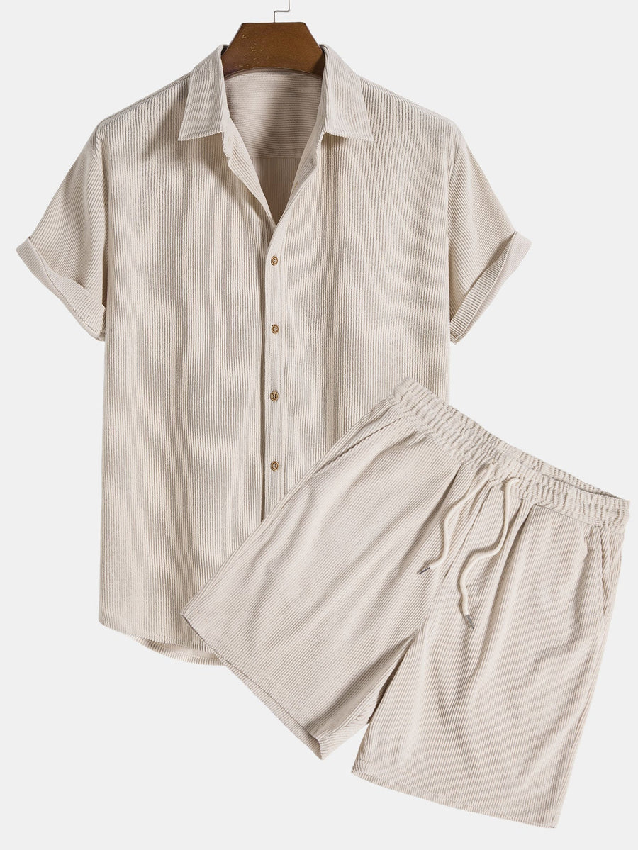 Completo estivo uomo beige, camicia a maniche corte e pantaloncini coordinati, tessuto leggero e traspirante, ideale per look casual e vacanze.