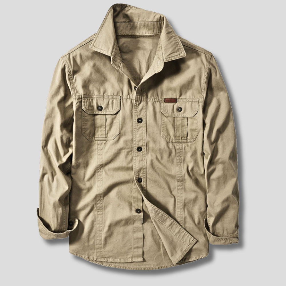 Camicia beige in cotone con tasche frontali e bottoni neri, stile casual, ideale per moda uomo autunno, abbigliamento versatile e trendy.