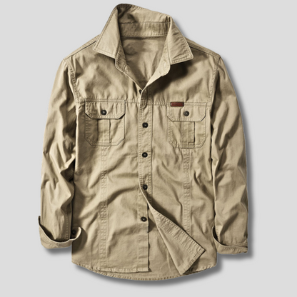 Camicia beige in cotone con tasche frontali e bottoni neri, stile casual, ideale per moda uomo autunno, abbigliamento versatile e trendy.