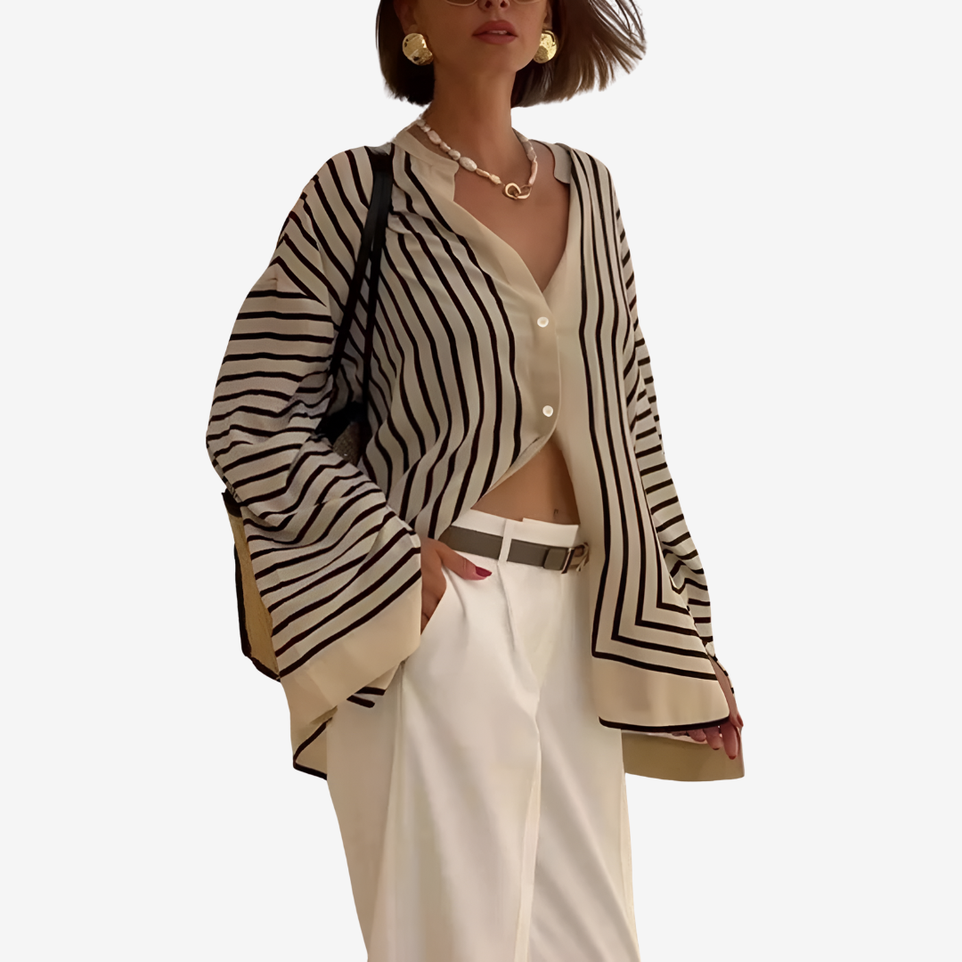 Damebluse med striber, V-hals og oversize pasform