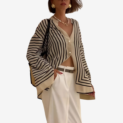 Damebluse med striber, V-hals og oversize pasform