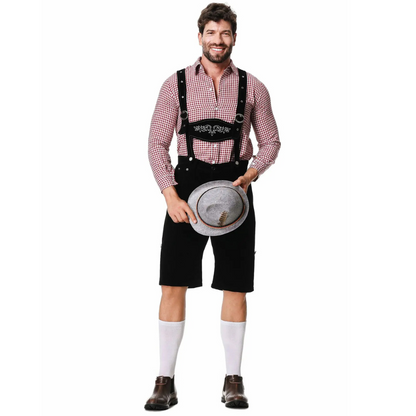 Uomo in abbigliamento tradizionale bavarese con camicia a quadri rossi, lederhosen neri, calze bianche e cappello grigio. Oktoberfest moda.