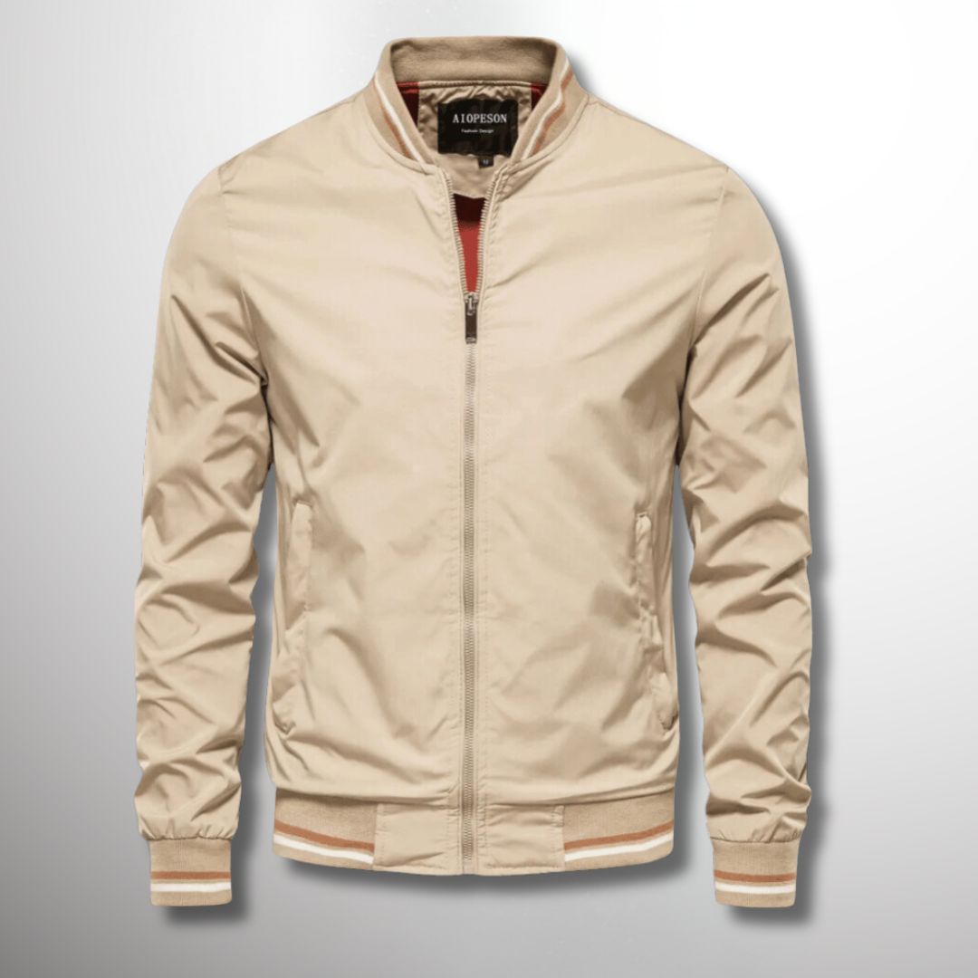 Giacca bomber beige da uomo, chiusura zip, colletto rialzato, polsini e orlo elasticizzati. Stile casual, moda maschile, abbigliamento autunnale.