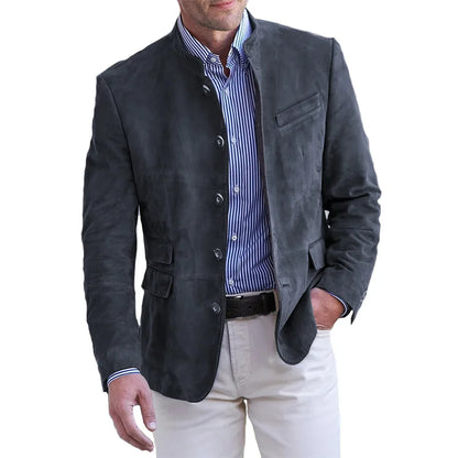 Giacca uomo elegante in pelle scamosciata grigia, abbinata a camicia a righe blu e pantaloni chiari. Stile casual chic per moda maschile.