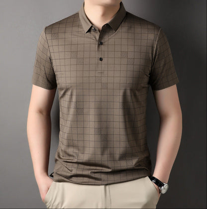 Camicia polo marrone a quadri per uomo, maniche corte, stile casual elegante, perfetta per moda estiva. Indossata con pantaloni chiari.