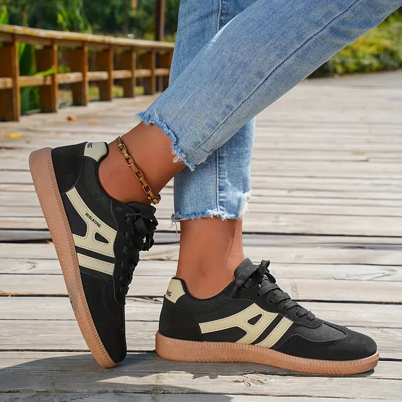 Women's Sneakers with Contrast Panels and Retro Stitching