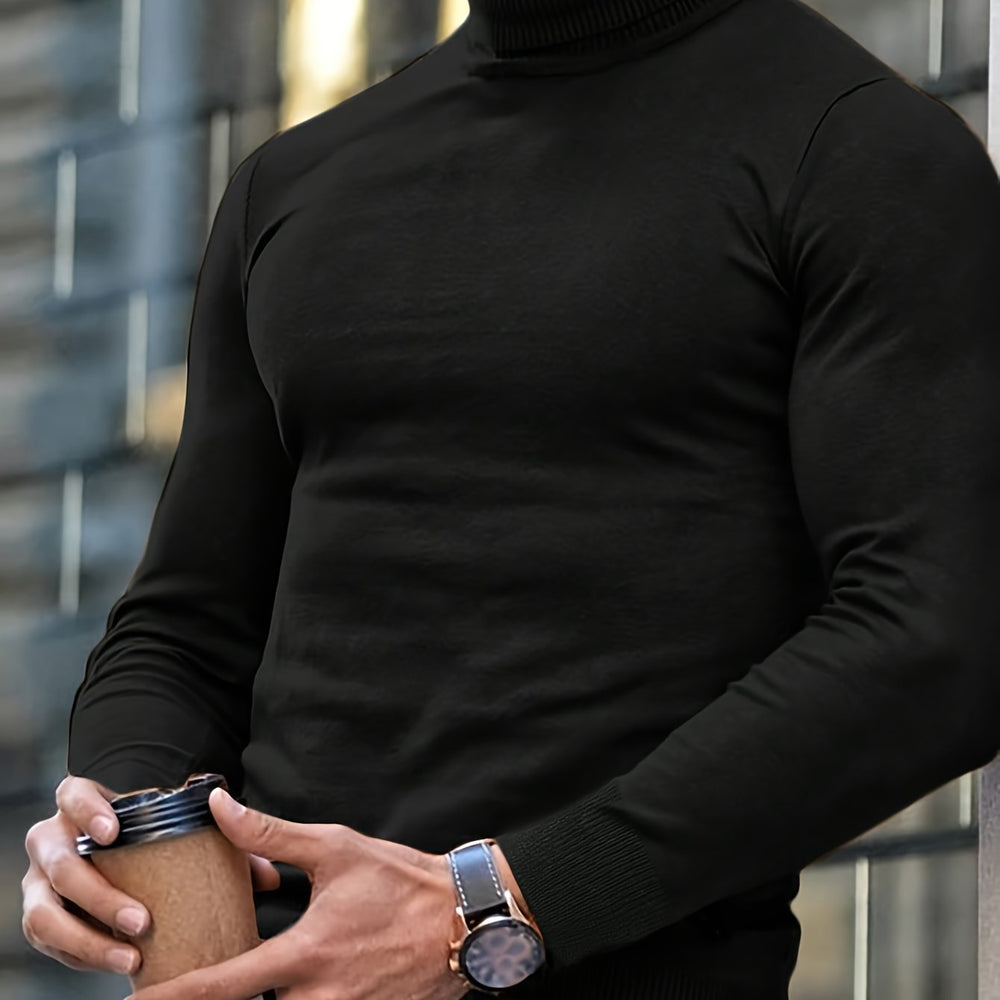 Uomo in maglione nero con orologio elegante tiene bicchiere di caffè. Moda maschile autunnale, stile urbano, accessori di lusso.