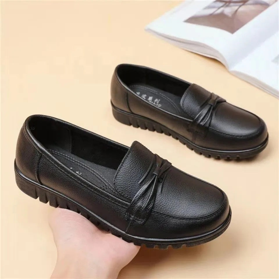Mocasines bajos de punta redonda con diseño de un solo color