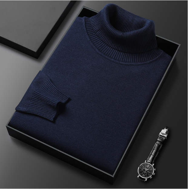 Maglione dolcevita blu scuro in scatola nera su sfondo grigio, accanto a orologio da polso elegante. Moda uomo, abbigliamento invernale di lusso.