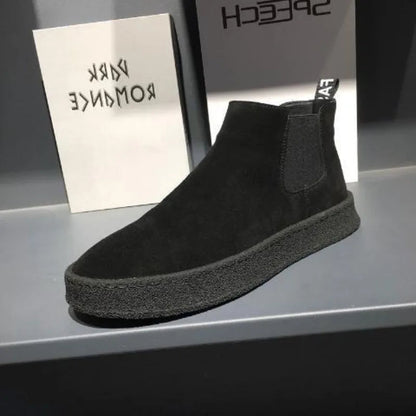 Scarpa nera in pelle scamosciata su mensola, design moderno, suola spessa. Calzatura elegante, stile casual, perfetta per moda autunnale.