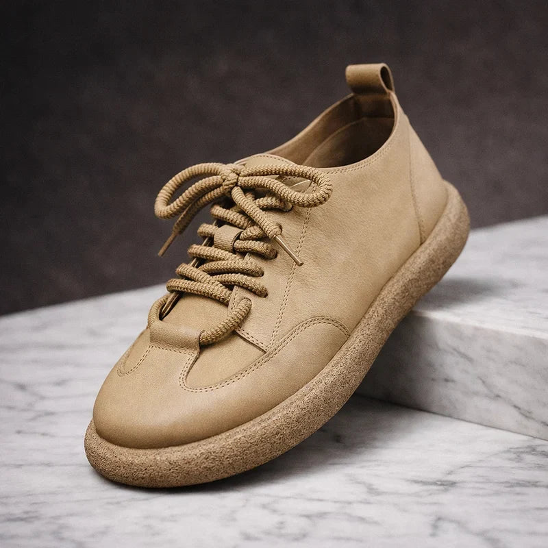 Zapatos Oxford vintage para hombre con suela gruesa y diseño de perfil bajo.