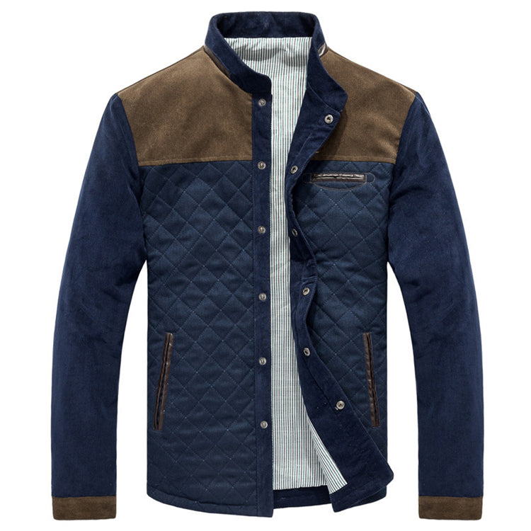 Giacca trapuntata blu da uomo con dettagli marroni, colletto alto e chiusura a bottoni. Design elegante e moderno, ideale per l'autunno.
