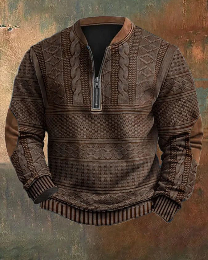 Maglione marrone invernale con zip, motivo intrecciato, dettagli in pelle su gomiti, design elegante e caldo, perfetto per moda uomo autunno inverno.