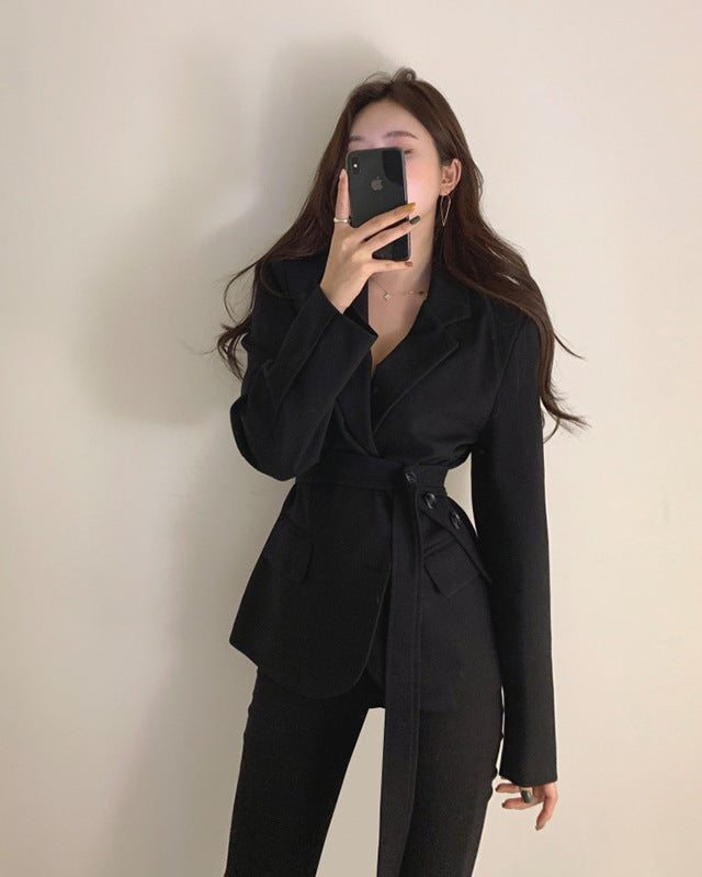 Women's cropped autumn blazer with a slim fit and a fitted waist.