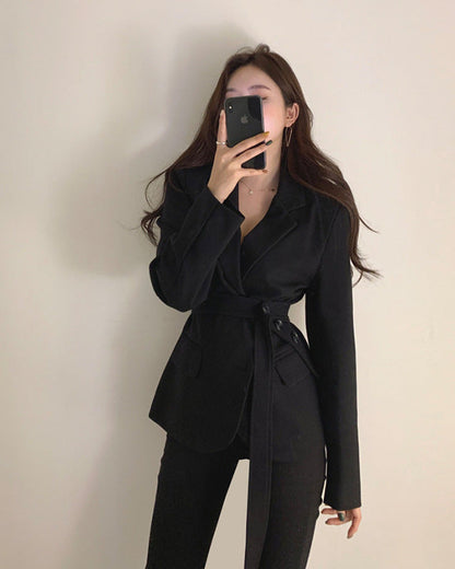 Women's cropped autumn blazer with a slim fit and a fitted waist.