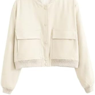 Giacca corta beige da donna, stile casual, con tasche frontali e bottoni. Moda femminile, abbigliamento autunnale, giacca versatile.