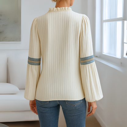Blusa de Mujer con Escote en V, Detalles de Encaje y Volantes