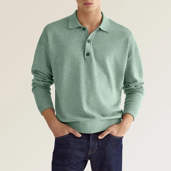 Maglione verde uomo con colletto e bottoni, abbinato a jeans blu. Moda casual maschile, abbigliamento autunnale elegante e confortevole.