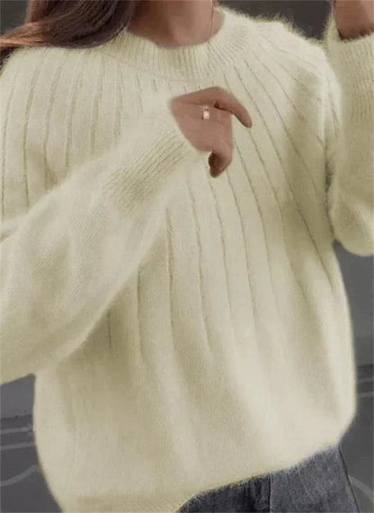 Maglione donna in lana bianca, design a coste, maniche lunghe, stile casual. Perfetto per moda autunno inverno, abbigliamento caldo e confortevole.
