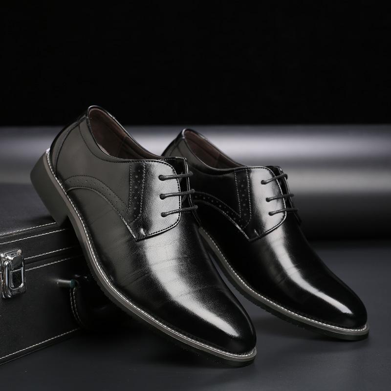 Scarpe eleganti uomo in pelle nera lucida, stile classico, su sfondo nero. Scarpe stringate formali, ideali per occasioni speciali e lavoro.