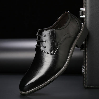 Scarpa elegante da uomo in pelle nera, design classico con lacci, suola antiscivolo. Ideale per abbigliamento formale e occasioni speciali.