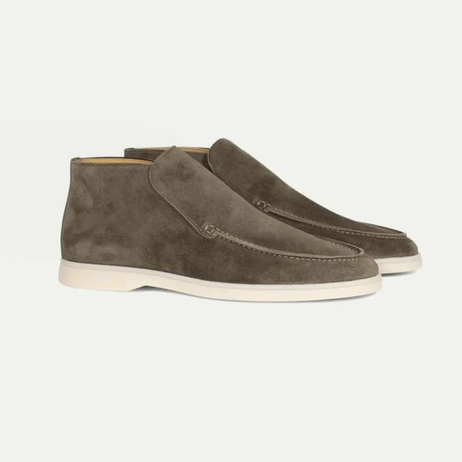 Scarpe chukka uomo in camoscio marrone, suola bianca, design elegante e casual, ideali per moda autunnale e invernale, calzature di tendenza.