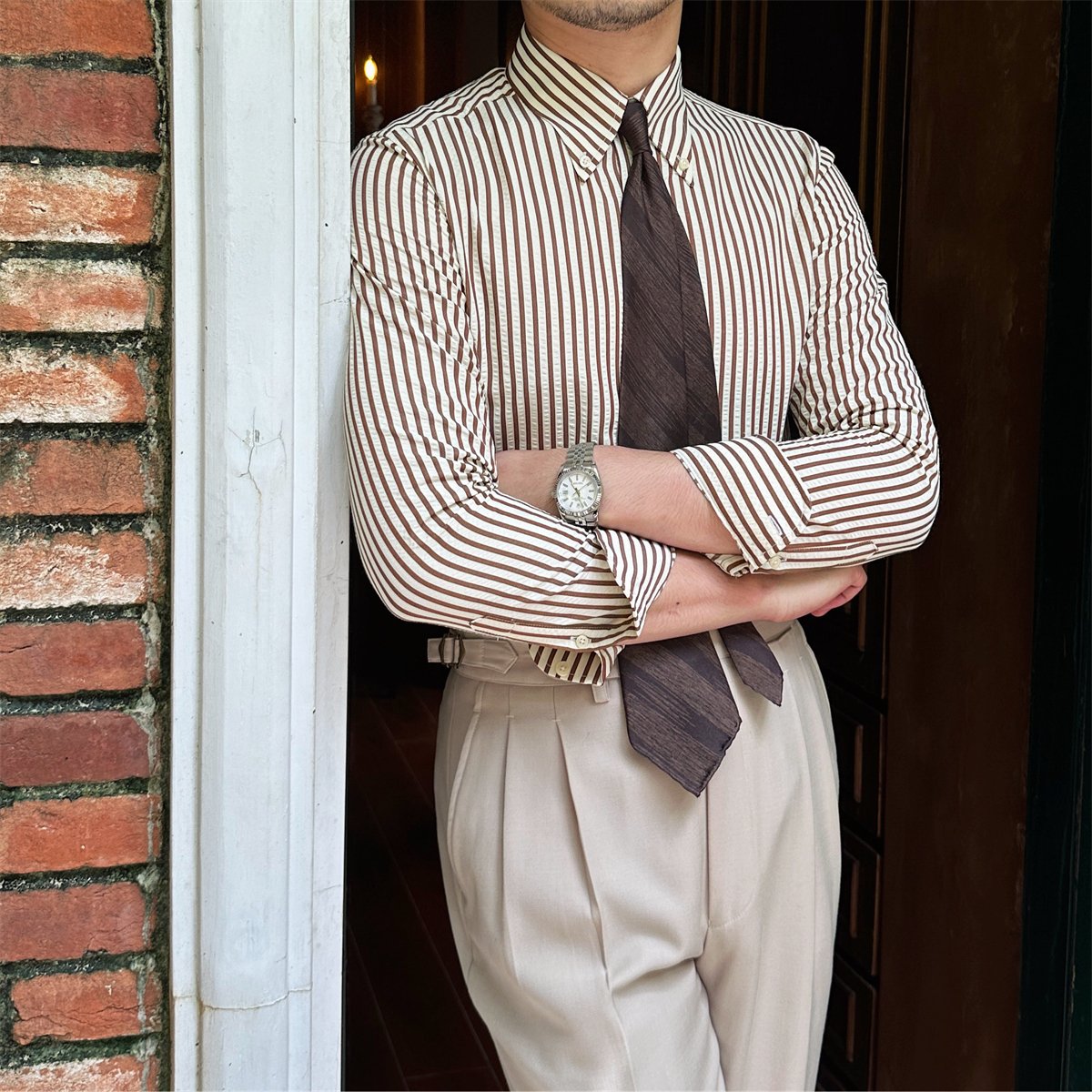 Men's Long Sleeve Shirt with Buckle Collar and Striped Pattern