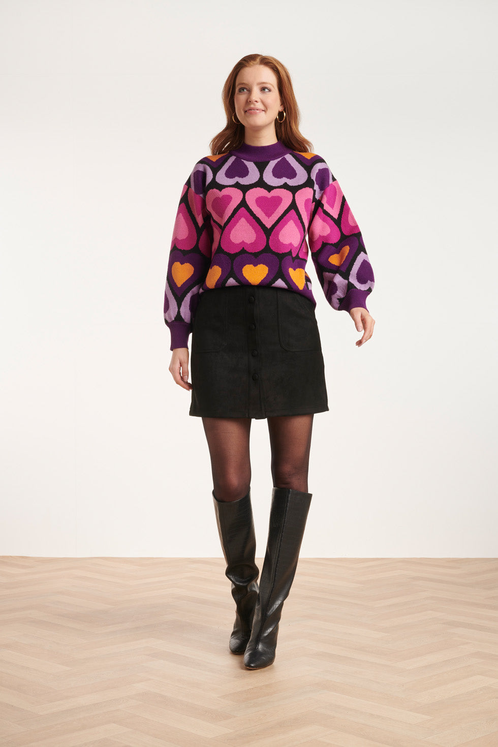 Oversize damebluse med hjerteprint og høj ribkrave