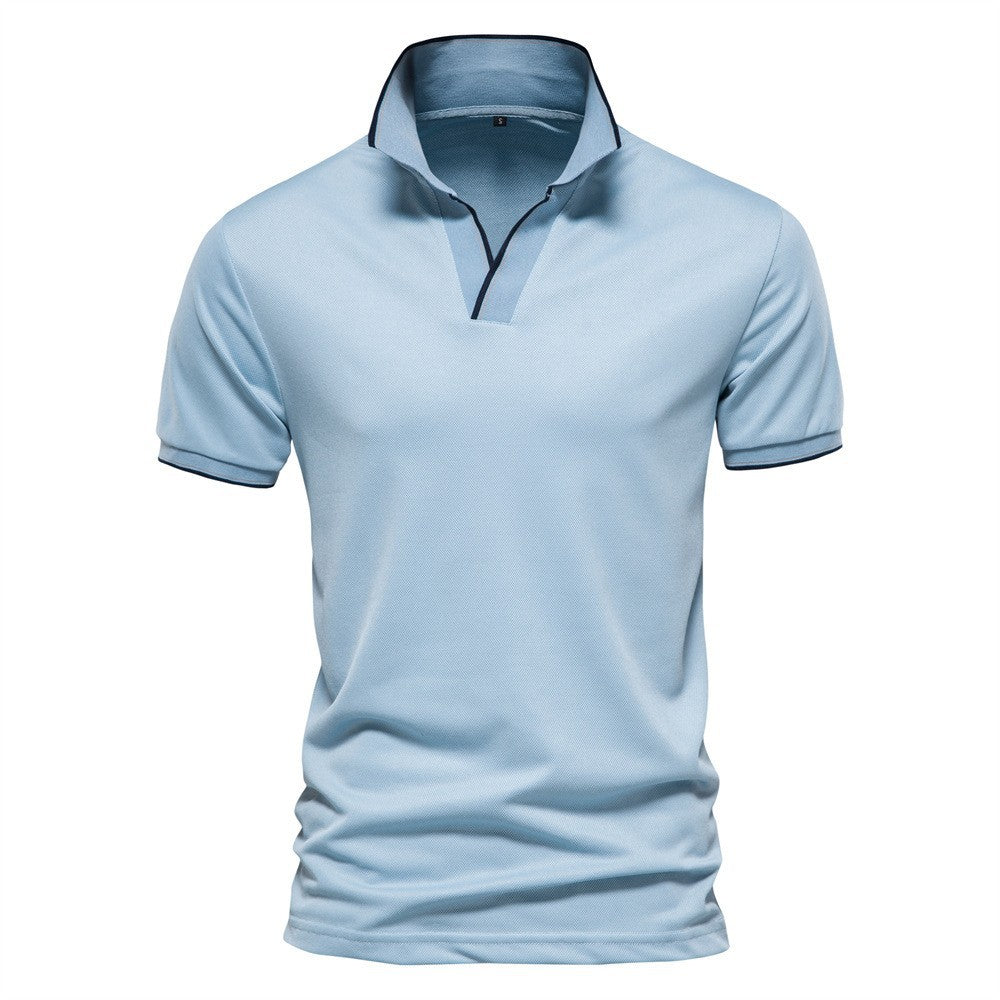 Maglietta polo azzurra da uomo con colletto aperto e bordi scuri, design casual ed elegante, ideale per moda estiva e abbigliamento quotidiano.