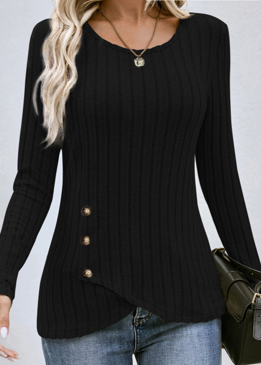 Maglia nera a coste con bottoni decorativi laterali, indossata con jeans. Stile casual elegante, ideale per moda autunnale e invernale.