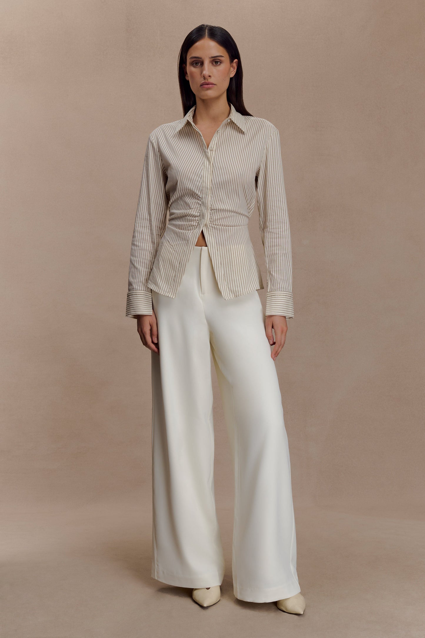 Camicia da Donna con Bottoni Beige a Righe Sottili, Nodo Posteriore e Vita Arricciata