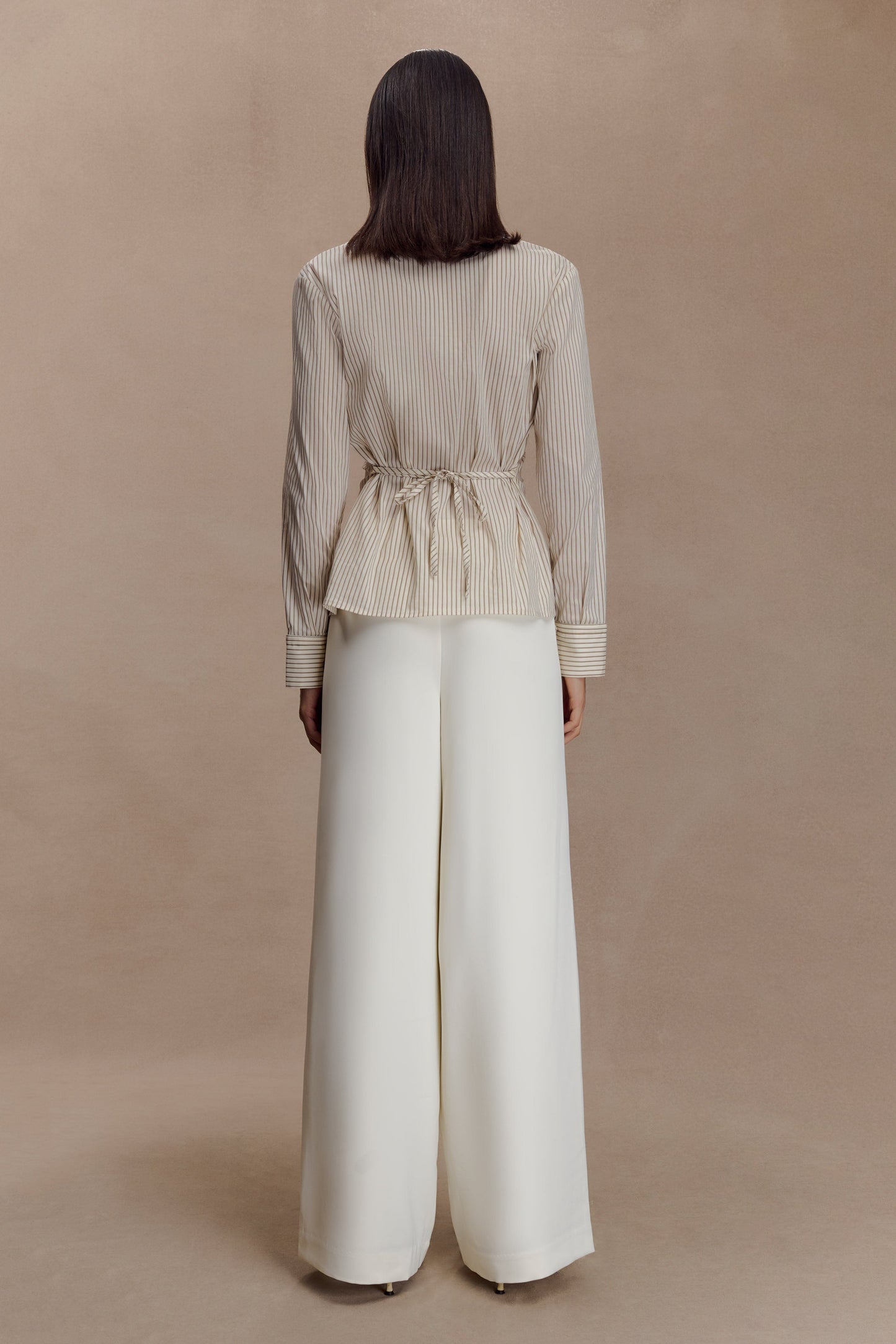 Camicia da Donna con Bottoni Beige a Righe Sottili, Nodo Posteriore e Vita Arricciata