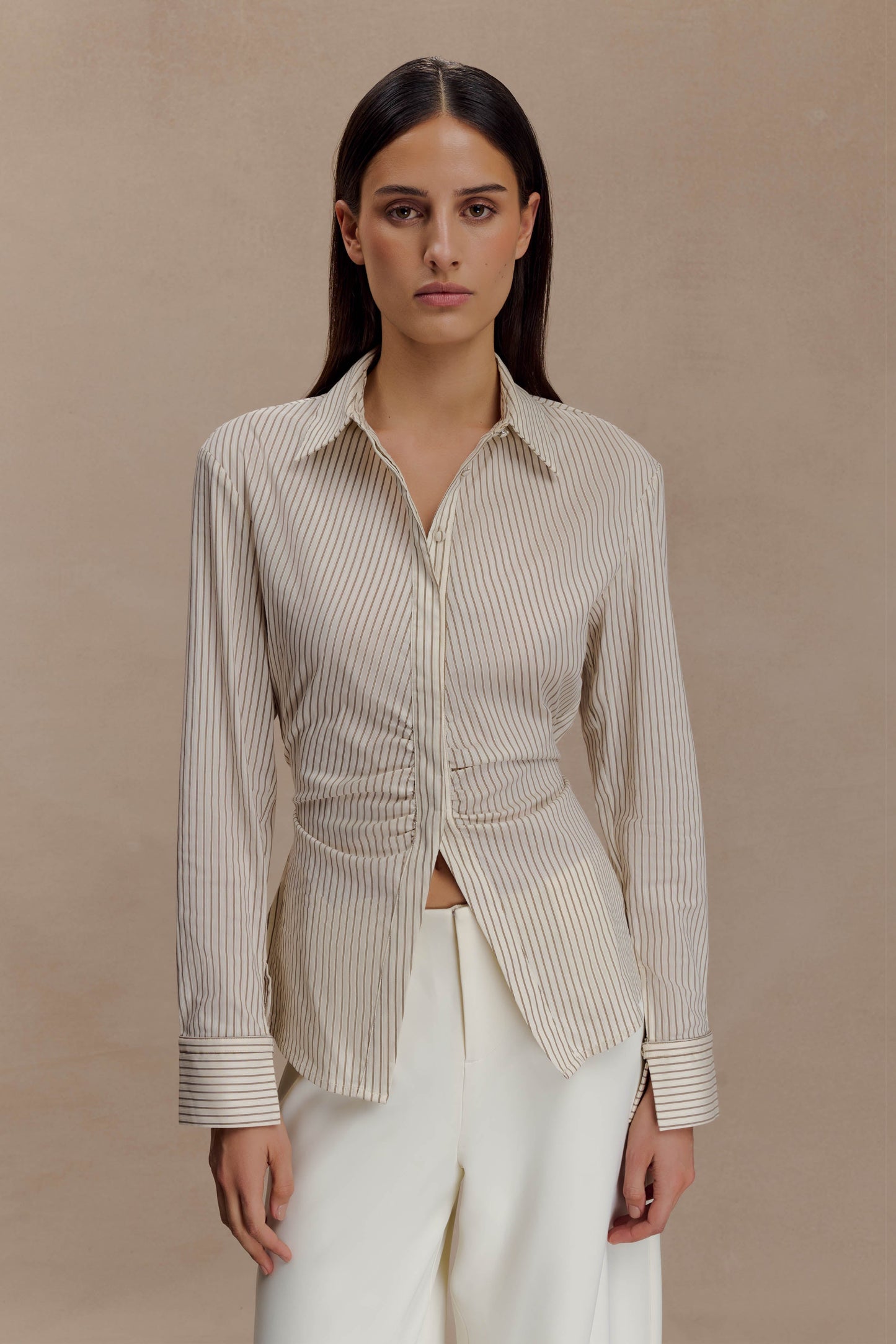 Camicia da Donna con Bottoni Beige a Righe Sottili, Nodo Posteriore e Vita Arricciata