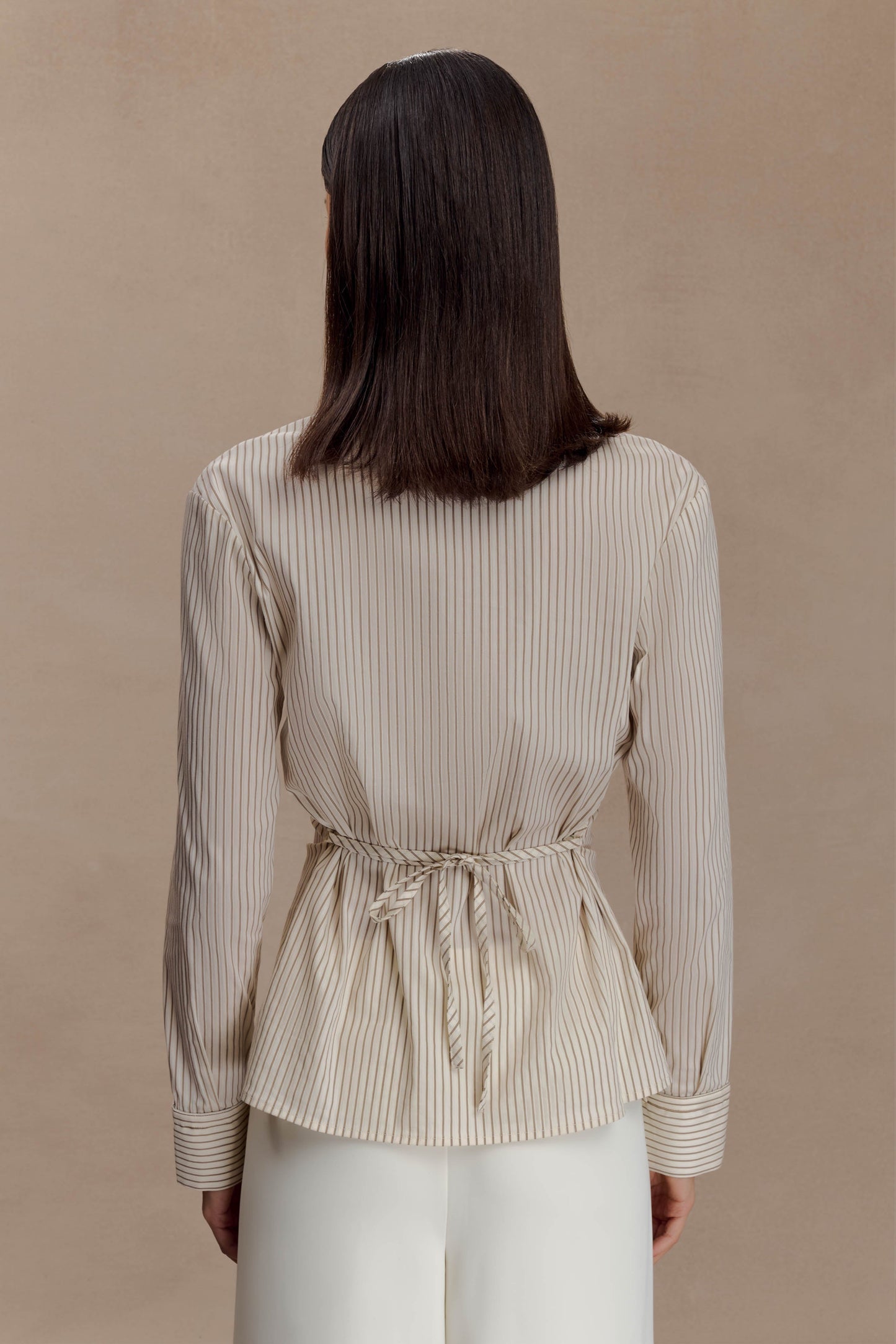 Camicia da Donna con Bottoni Beige a Righe Sottili, Nodo Posteriore e Vita Arricciata
