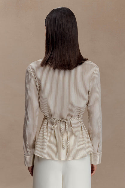 Camicia da Donna con Bottoni Beige a Righe Sottili, Nodo Posteriore e Vita Arricciata