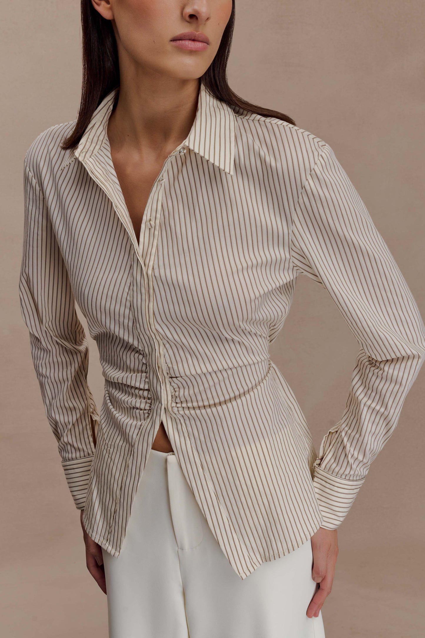 Camicia da Donna con Bottoni Beige a Righe Sottili, Nodo Posteriore e Vita Arricciata
